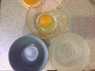 橙香蒸蛋,准备鸡蛋、盐、温水