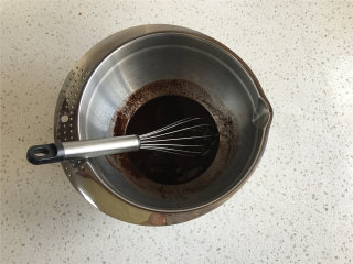 浓情芝士布朗尼,先制作布朗尼蛋糕面糊：黄油加巧克力先隔水融化。

