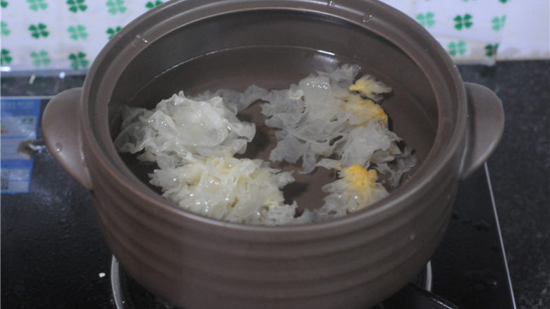红薯糯米果子,银耳泡发后放入蒸笼下面的锅里，倒入大半锅水