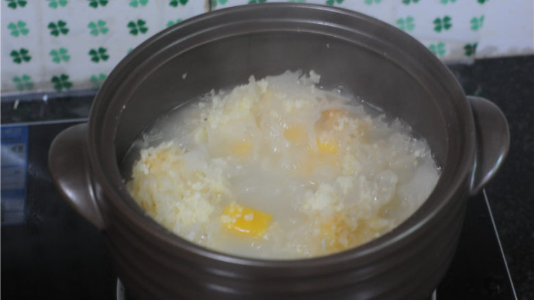 红薯糯米果子,十分钟到，开锅将南瓜和小米放进去