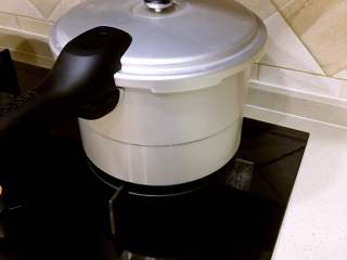 银耳莲子汤,银耳浸泡完以后，洗干净，倒入高压锅，加入适量的水，水开以后，中火8分钟。