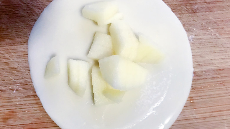 简易版苹果派,饺子皮边缘用手指粘少许清水（沾水后会粘得更紧）。