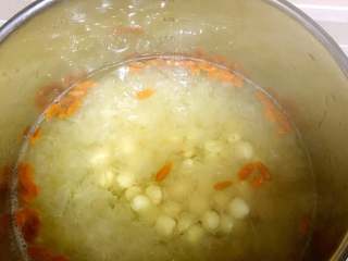 银耳莲子汤,最后放入枸杞和冰糖，继续煮10分钟左右即可。