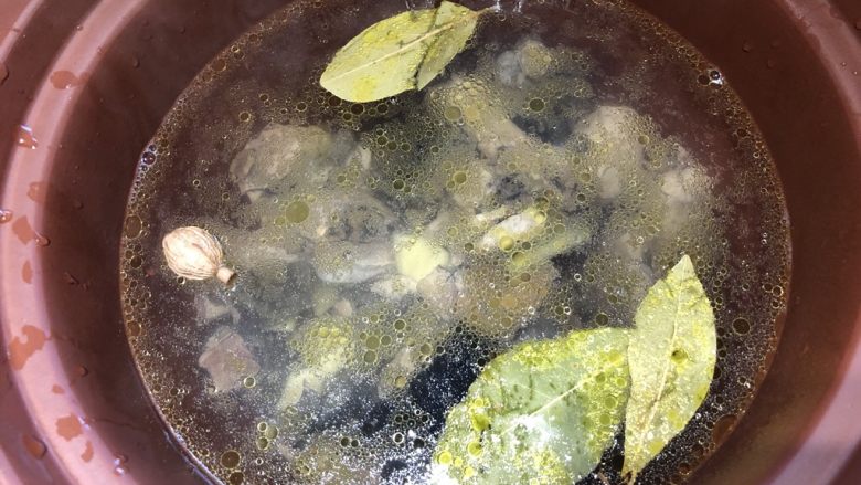 冬日滋补汤|姬松茸炖乌鸡,把紫砂锅插上电，选择营养汤模式，3个小时