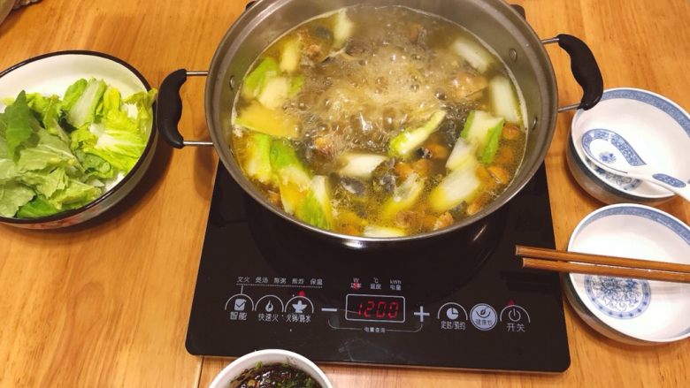 冬日滋补汤|姬松茸炖乌鸡,可以直接把它当火锅底，上火，涮菜吧～～～