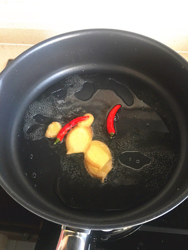 照烧鸡腿饭,烧至8分热左右，放入生姜和辣椒
