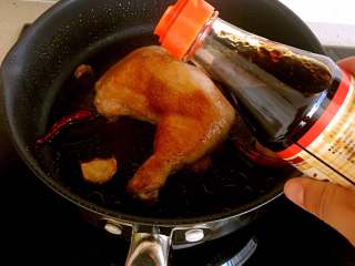 照烧鸡腿饭,倒入照烧汁，煮2分钟左右，收汁即可。