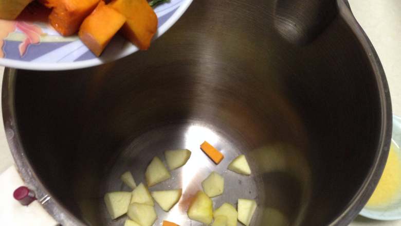 金瓜苹果米糊,
豆浆机加入南瓜和苹果块