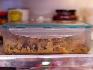 广式茶点-豉汁蒸排骨,调味好的排骨放保鲜盒入冰箱冷藏20分钟
