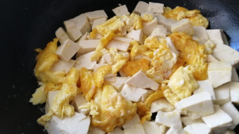蒜苗豆腐蛋,豆腐和鸡蛋翻炒