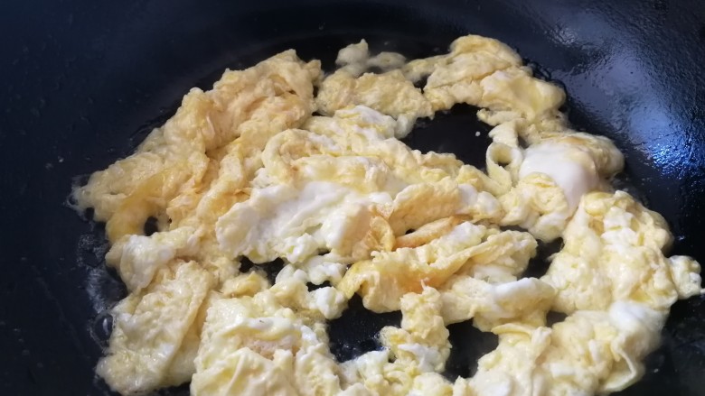 蒜苗豆腐蛋,油热煎鸡蛋