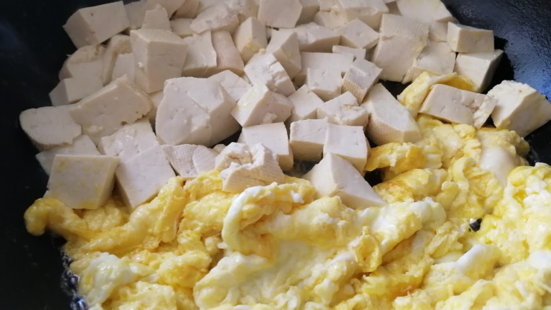 蒜苗豆腐蛋,煎好的鸡蛋放豆腐