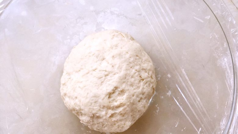 中种辫子面包（无黄油版）,加冷水，和成面团，多揉一会，将酵母揉均匀，盖保鲜膜冰箱冷藏发酵17个小时