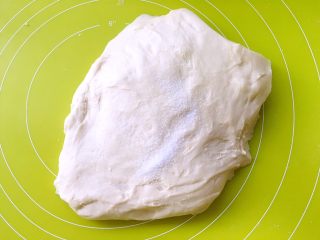 中种辫子面包（无黄油版）,之后加入盐，继续揉均匀