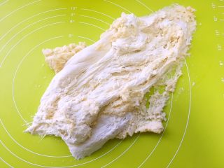 中种辫子面包（无黄油版）,加入牛奶和成棉絮状，之后倒在揉面垫上，取出酵头面团一起推揉