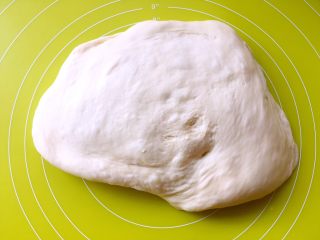 中种辫子面包（无黄油版）,将发酵好的面团放在揉面垫上按压排出大气孔