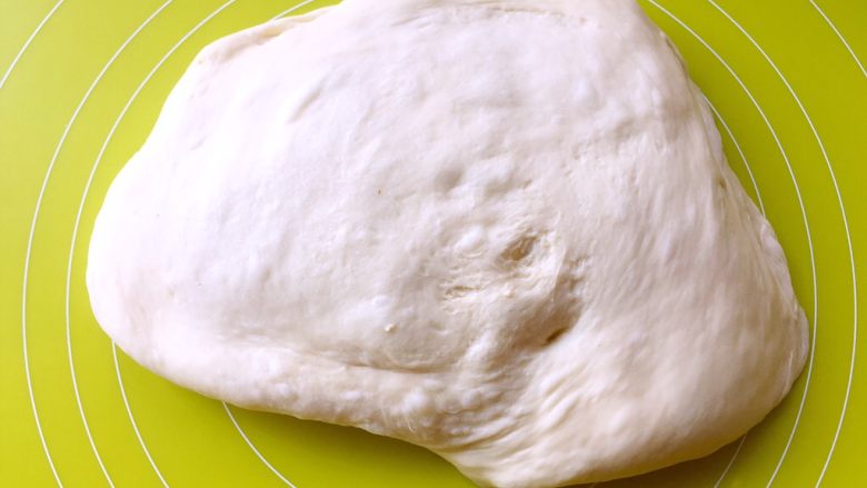 中种辫子面包（无黄油版）,将发酵好的面团放在揉面垫上按压排出大气孔