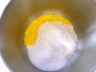 中种辫子面包（无黄油版）,酵头面团发酵好后，来揉主面团，将高筋面粉，全蛋液，奶粉，砂糖倒入容器内