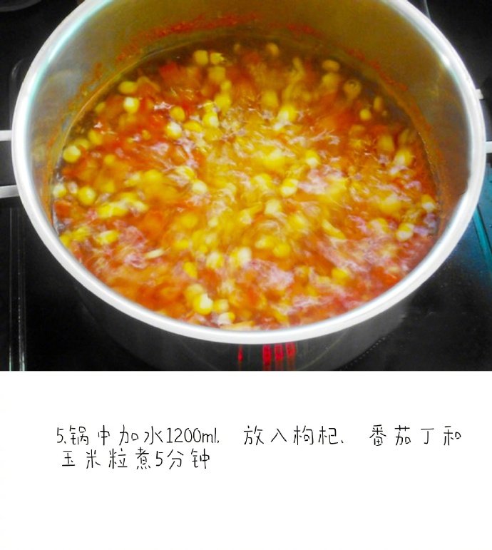 玉米羹,锅中加水100毫升，放入枸杞、番茄碎和玉米粒，煮5分钟