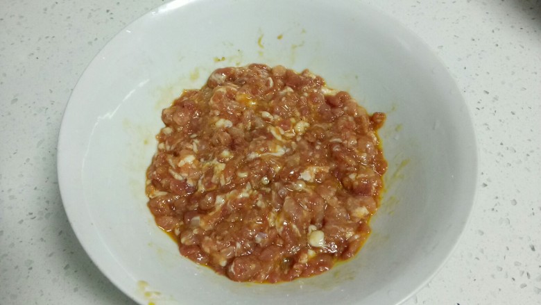 胡萝卜韭菜香菇猪肉饺子,搅拌均匀。