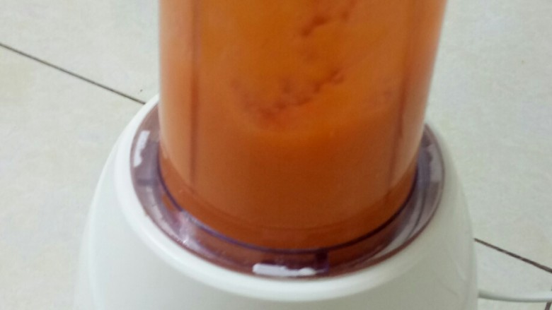 胡萝卜韭菜香菇猪肉饺子,加入100克<a style='color:red;display:inline-block;' href='/shicai/ 156925'>水</a>，料理机中炸成汁。
