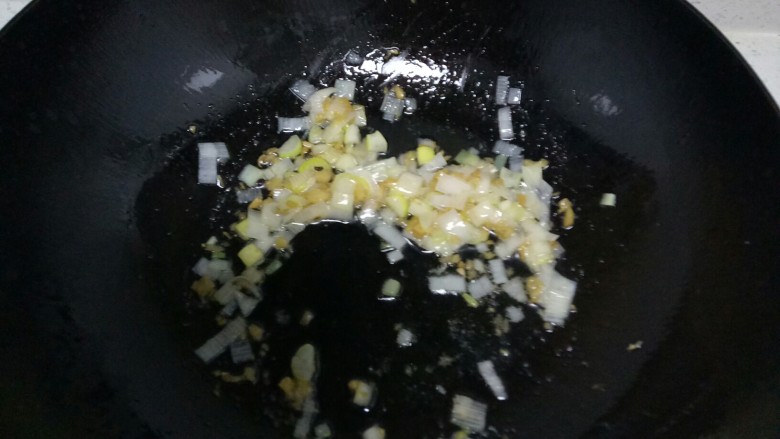 胡萝卜韭菜香菇猪肉饺子,取出花椒留油，小火炒香1半的葱、姜末，关火。