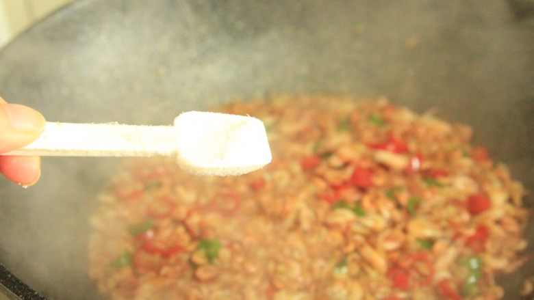 辣炒河虾,少许盐，生抽和蚝油里面都有盐分，不要咸了，这样才能更好的吃出河虾的鲜甜，翻拌均匀