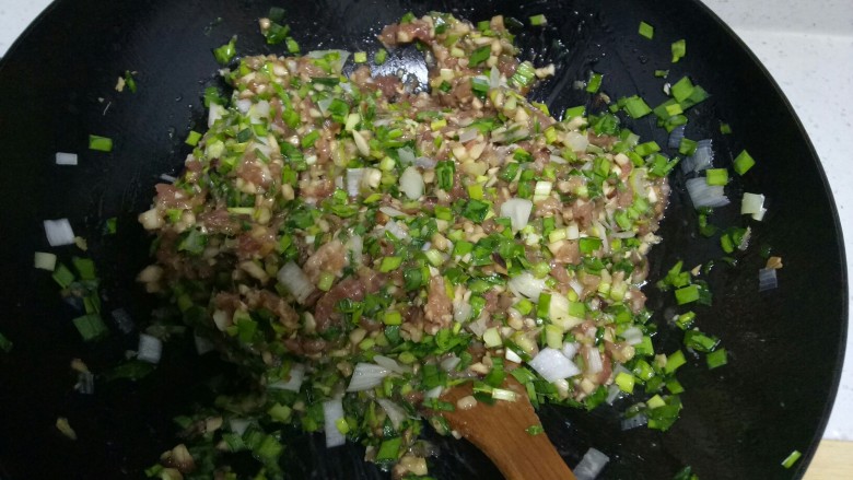 胡萝卜韭菜香菇猪肉饺子,搅拌均匀。
