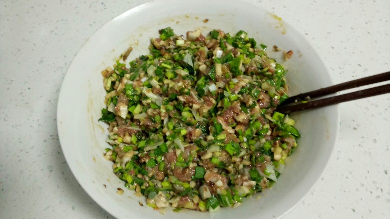 胡萝卜韭菜香菇猪肉饺子,盛入碗中。