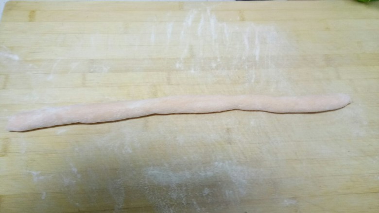 胡萝卜韭菜香菇猪肉饺子,将饧好的面团搓成长条。