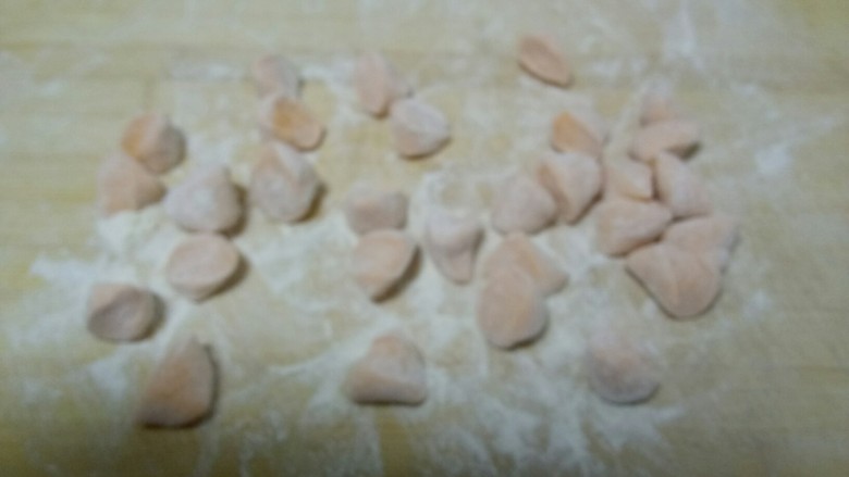 胡萝卜韭菜香菇猪肉饺子,切成大小均匀的剂子。