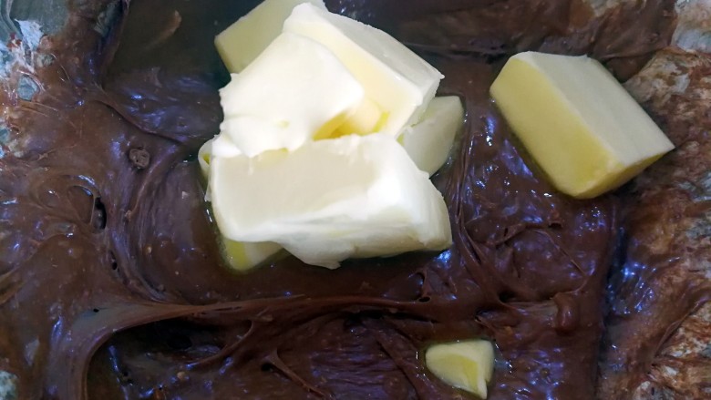伪曲奇～巧克力棉花糖饼干,软化的黄油加到棉花糖混合物里，用蛋抽搅打均匀
