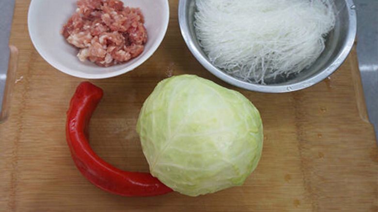 肉末炒圆白菜
,粉丝 用热水泡软，切段
红椒椒和圆白菜切丝
猪肉馅取适量放入碗中