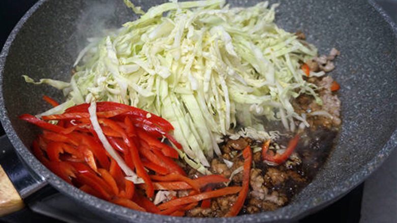 肉末炒圆白菜
,将圆白菜和尖椒丝入锅，炒几下