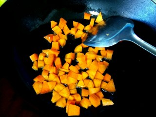 宫保豆腐,锅中放入胡萝卜，炒至焦黄