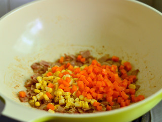 培根炒饭,加入胡萝卜和玉米粒