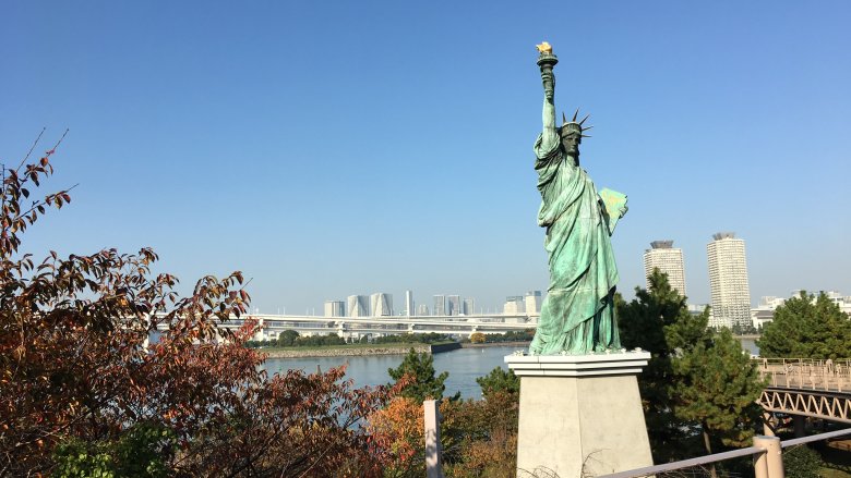 在路上，跟陌生人一起用餐