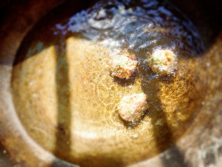 香辣猪肉丸子,油温六七成热的时候放入捏好的丸子