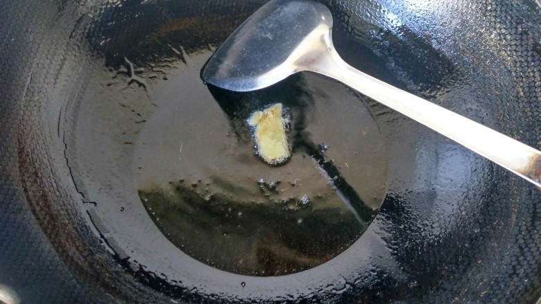 萝卜炖鱼头,锅内放油，用生姜在锅里抹一圈。