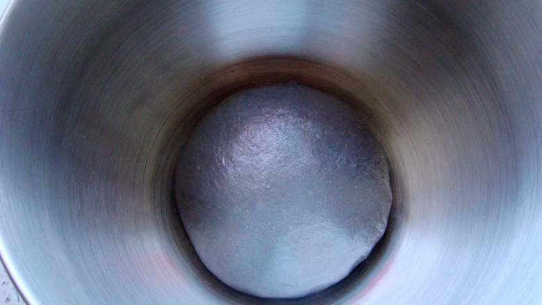 竹炭软欧包,盖上保鲜膜放置温暖处开始第一次发酵。（约90分钟）