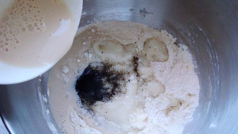 竹炭软欧包,酵母粉用温水（分量内）融化后倒入搅拌桶里。