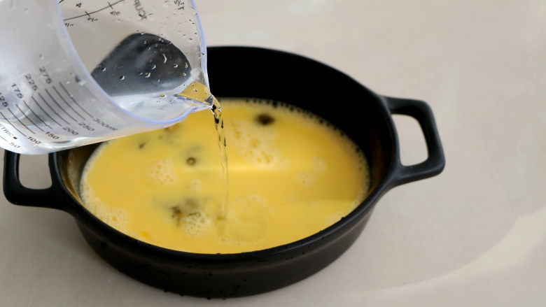 肉末蒸蛋羹,拌均匀之后，加入等量的温开水搅打均匀；