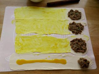 宫廷香酥牛肉饼,均匀地抹上过程“5”调的油酥，在面片的一头放上牛肉馅。
