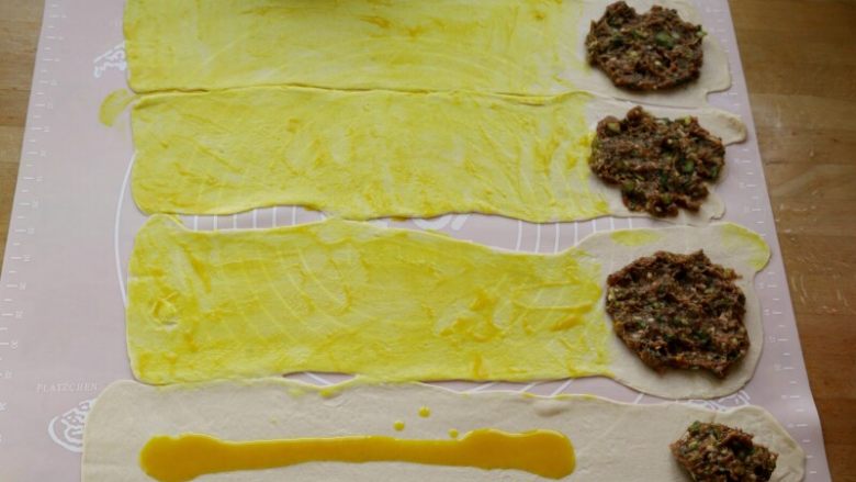 宫廷香酥牛肉饼,均匀地抹上过程“5”调的油酥，在面片的一头放上牛肉馅。
