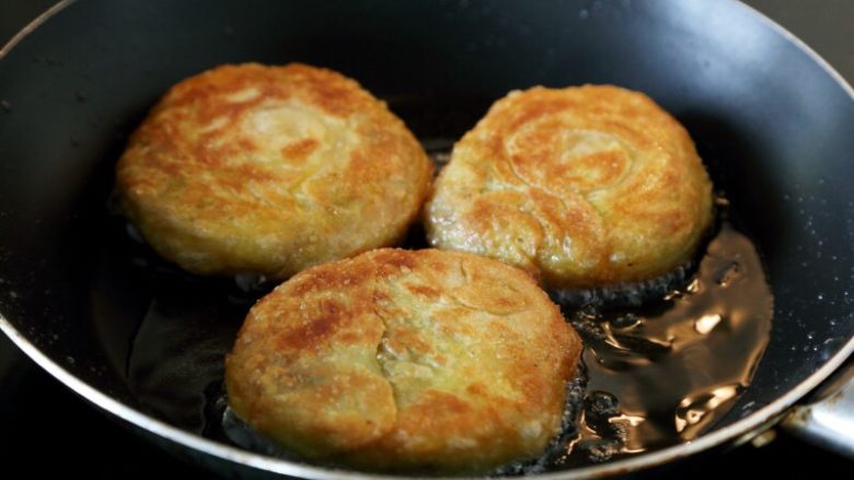 宫廷香酥牛肉饼,用中火煎到两面金黄即可。