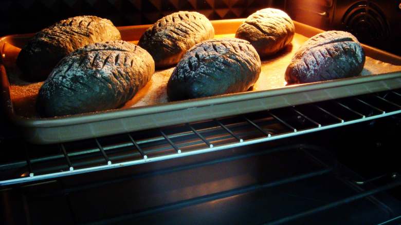 竹炭软欧包,烤箱提前预热：上180度，下175度，烤28分钟。
