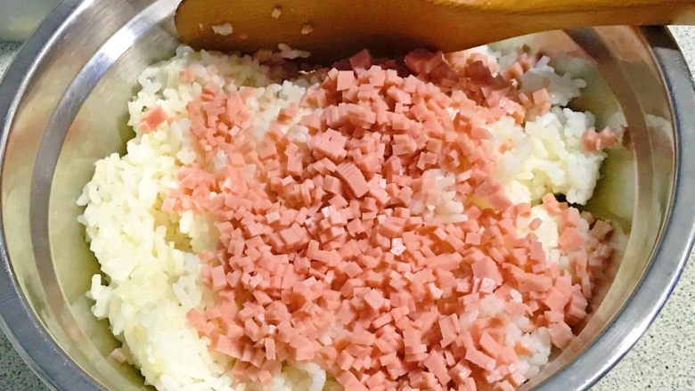 双层鸡肉米饭堡,火腿的倒在米饭里。