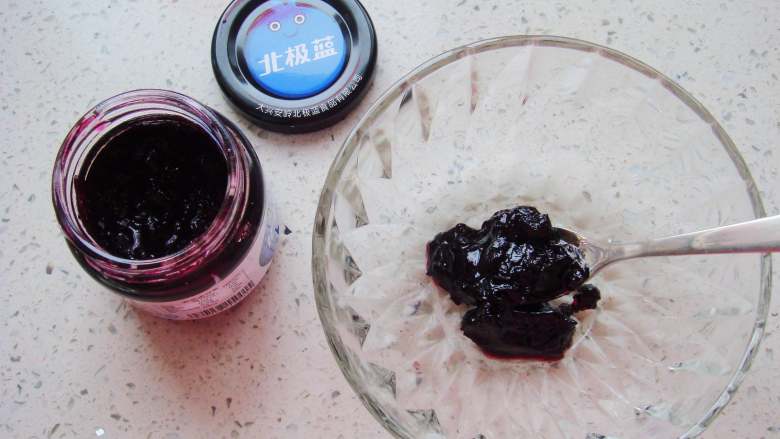蓝莓花朵山药糕,取蓝莓果酱放入碗中。