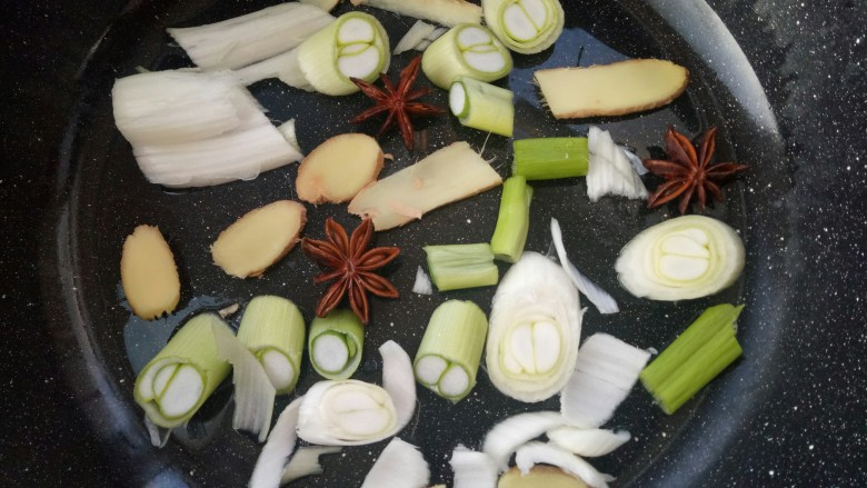 茄汁鲅鱼,锅底部铺一层葱、姜、大料。（这样把鱼放里就不会粘锅了）