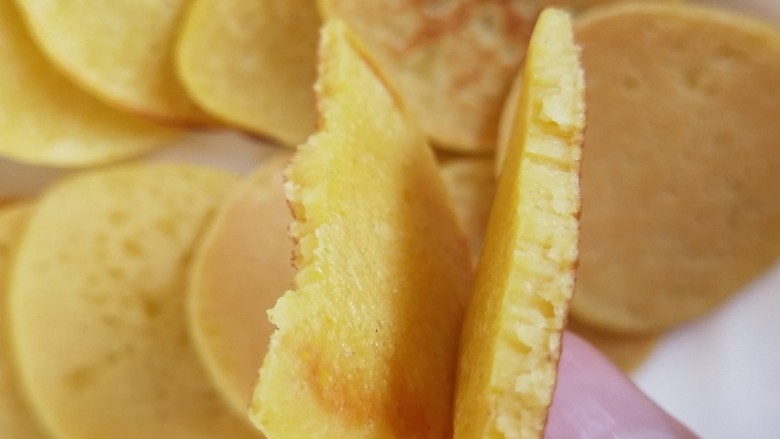 #宝宝辅食#奶香玉米饼,软软的带奶香玉米味的饼子